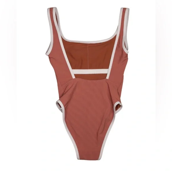 Lainsnow sangria one piece size L - Picture 3 of 5